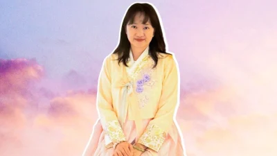 Портрет Ли Бицзюань из Тайваня, которая победила симптомы фибромиалгии и хроническую боль с помощью практики Фалунь Дафа.