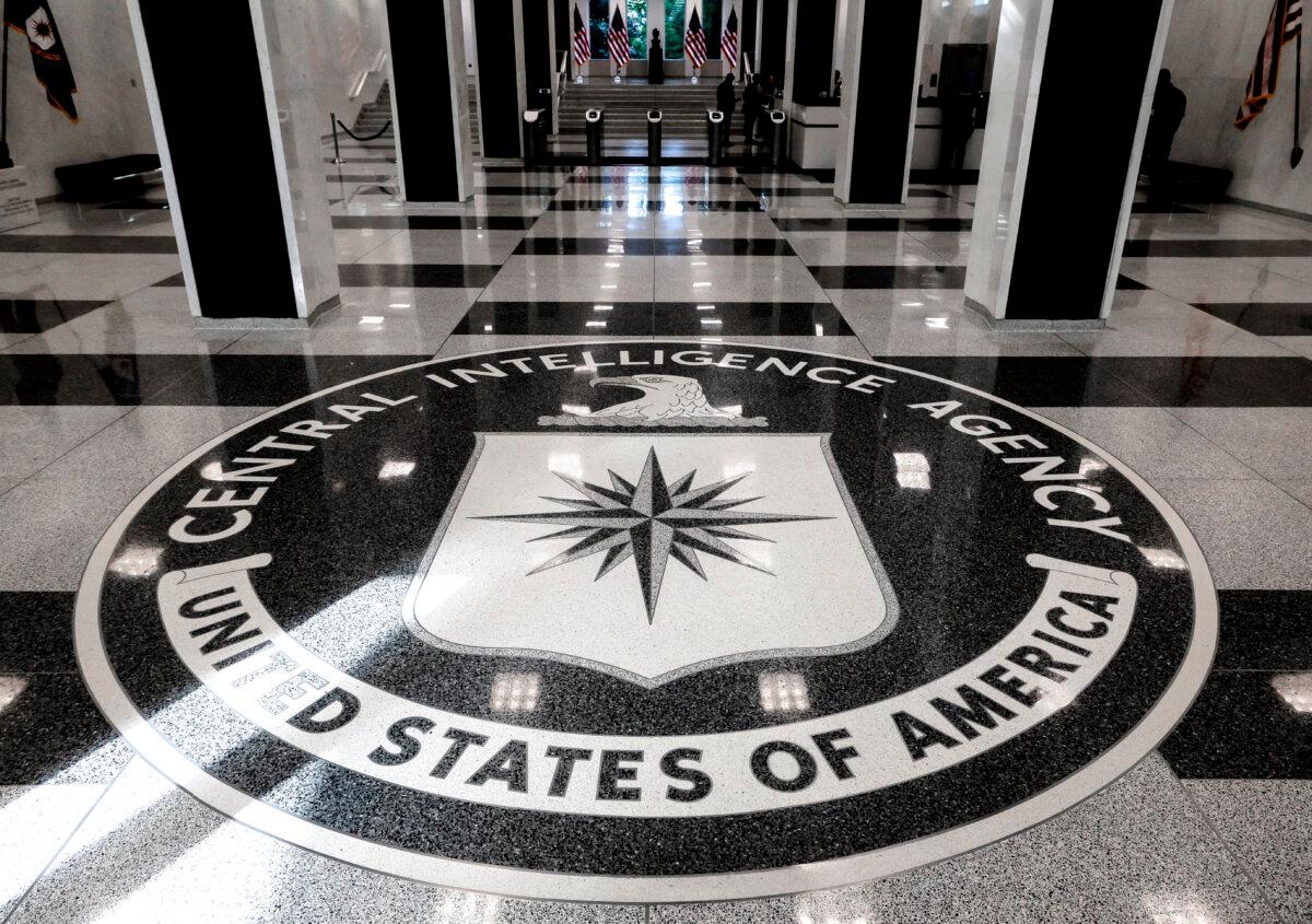 Большая черно-белая эмблема ЦРУ (Central Intelligence Agency) на полу в холле штаб-квартиры организации.