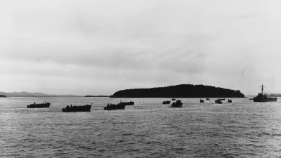 Первая волна десантных катеров приближается к Инчхону, Корея, 15 сентября 1950 года.