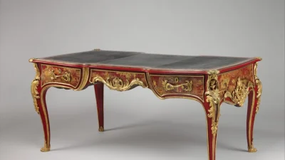 Красный лакированный письменный стол Жиля Жубера в стиле рококо.