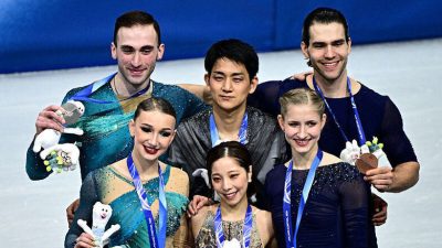 Победители и призёры олимпийского турнира по фигурному катанию в парном разряде: Япония, Грузия и Германия на подиуме.