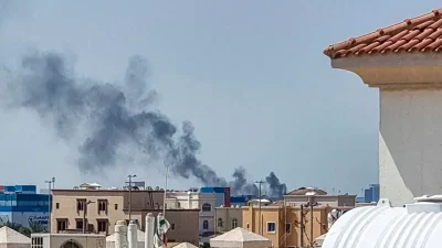 Столбы дыма над городскими кварталами после ракетного обстрела Израиля со стороны Ирана, февраль 2026 года.