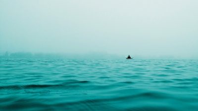 Мальчик плыл несколько часов ради спасения унесённой в море семьи