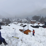 В популярном курорте в Карачаево-Черкесии лавина сошла на два кемпинга и автомобиль (видео)