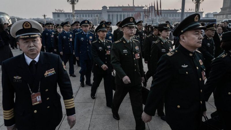 Китайские военные делегаты в форме различных родов войск идут по площади Тяньаньмэнь в Пекине на открытие сессии Всекитайского собрания народных представителей.