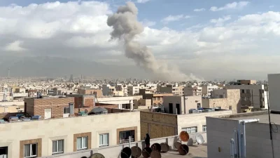 Столб дыма после взрыва в Тегеране в результате ракетного удара Израиля по Ирану.