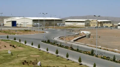 Вид на завод по обогащению урана в Натанзе, расположенный в 250 км к югу от Тегерана, 30 марта 2005 года. (Raheb Homavandi/Reuters)