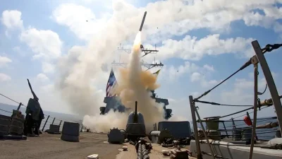 Боевой пуск крылатой ракеты с палубы американского эсминца в Персидском заливе.