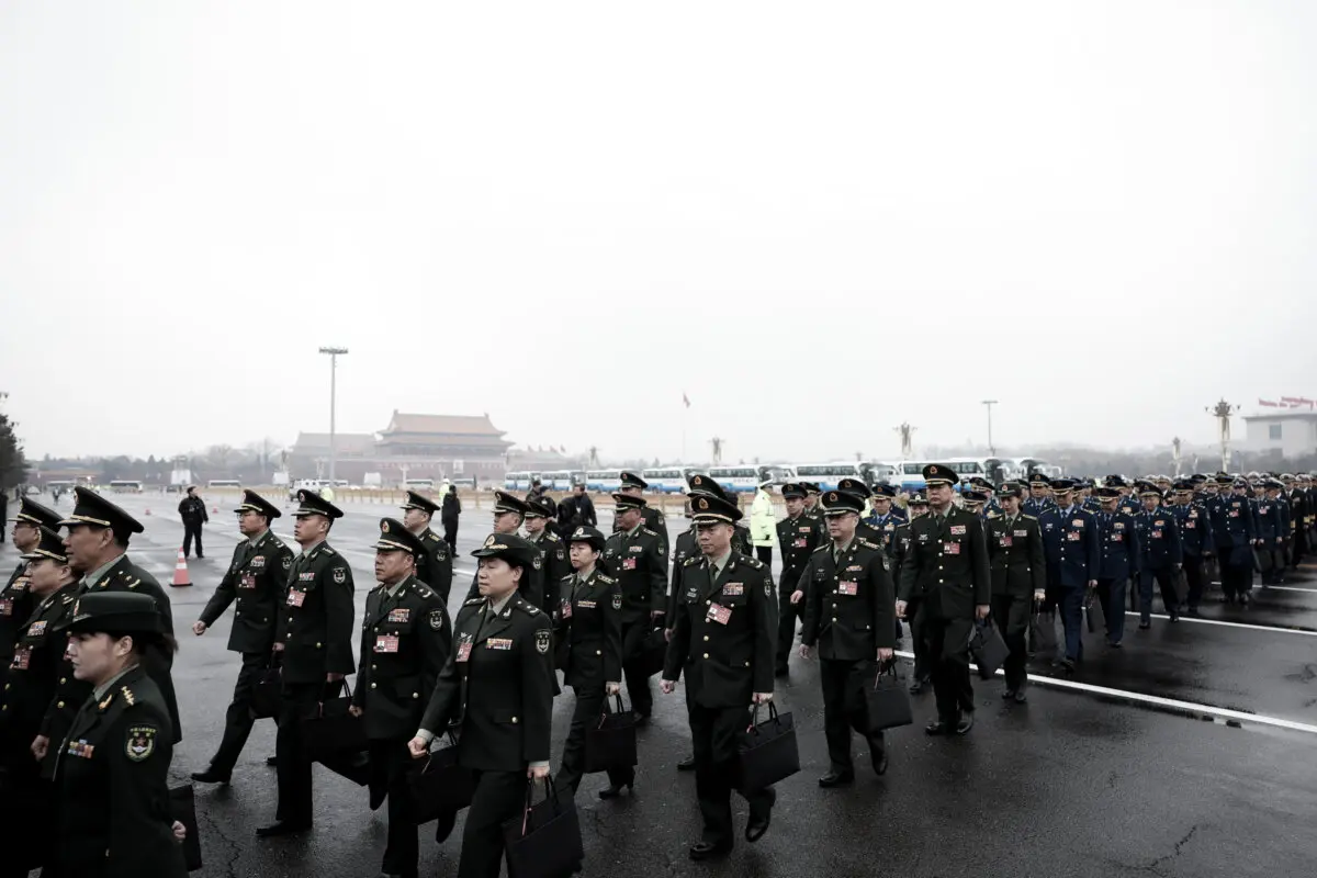 Военные делегаты прибывают на открытие сессии Всекитайского собрания народных представителей в Доме народных собраний в Пекине, 5 марта 2024