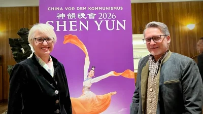 Золтан и Кристин Кесмарки наслаждались спектаклем Shen Yun в Großes Festspielhaus 7 марта 2026 года.
