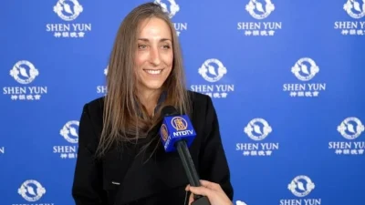 Сабрина Лалле, директор по маркетингу, посетила представление Shen Yun в Лиможе 12 марта 2023 года.