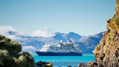 Крупные круизные лайнеры функционируют как плавучие города, часто перевозя несколько тысяч пассажиров и членов экипажа, и при этом вырабатывают собственную электроэнергию, пресную воду и осуществляют очистку сточных вод на борту. (Andrew Peacock/Getty Images)