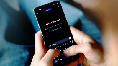 Человек использует чат-бот на смартфоне для получения совета