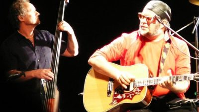 Выступление группы «Аквариум»: Борис Гребенщиков и контрабасист на сцене
