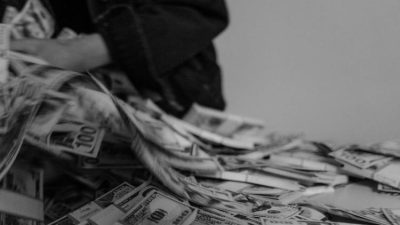 Девочка выбросила пачки стодолларовых купюр из открытого окна