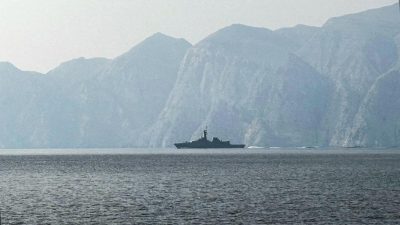 Военный корабль в Ормузском проливе на фоне скалистых берегов