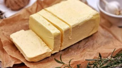 Сливочное масло на столе