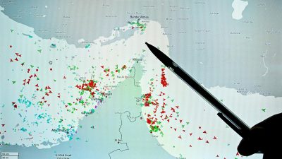 Карта Ормузского пролива с отметками судов и ручкой, указывающей на проход