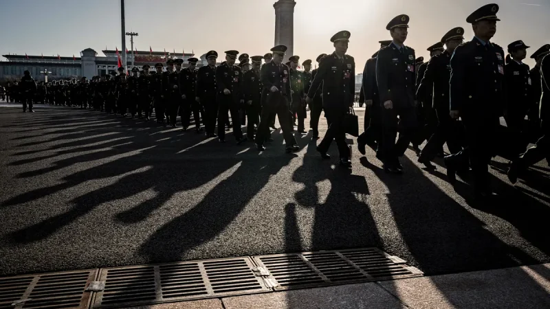 Инсайдер: В 2025 году чиновники в Китае украли более триллиона юаней Китайские военные и чиновники в форме идут по площади в Пекине