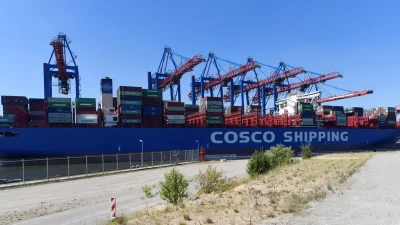 Контейнеровоз китайской компании COSCO Shipping в порту