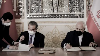 Глава МИД Китая Ван И на церемонии подписания документов с Ираном