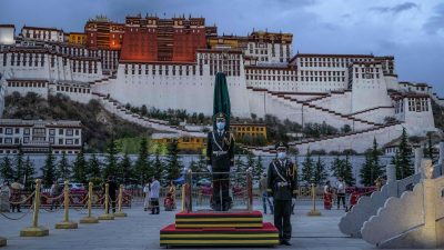 Китайские военные на площади перед дворцом Потала в Лхасе