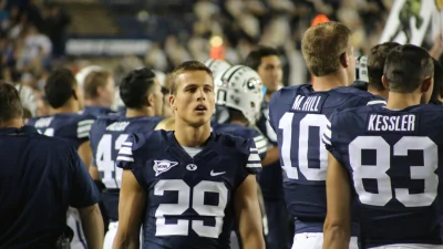 Игрок в американский футбол сосредоточен перед началом матча