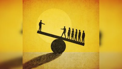 Иллюстрация весов с людьми, символизирующая критическую массу