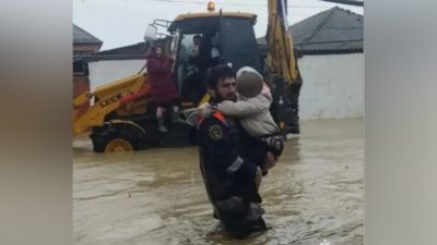 Спасатель с ребёнком на руках