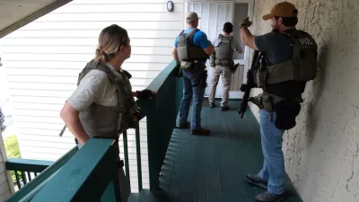 Сотрудники Службы маршалов США проводят операцию по поиску детей