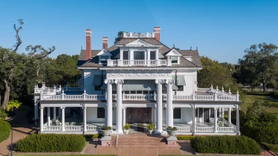 Величественный фасад особняка Макфаддин-Уорд в Бомонте