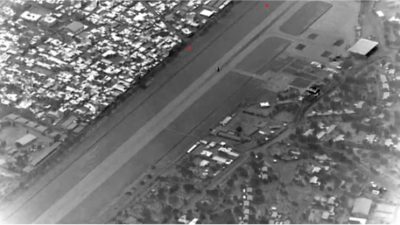 Вид сверху на остров Харк с плотной застройкой и взлетно-посадочной полосой