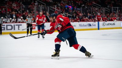 Овечкин в форме Вашингтона наносит бросок по воротам