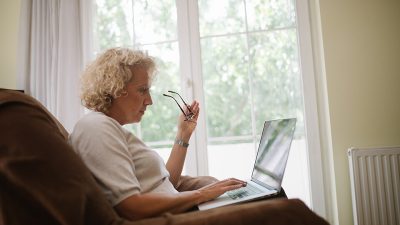 Женщина за ноутбуком подаёт заявление онлайн