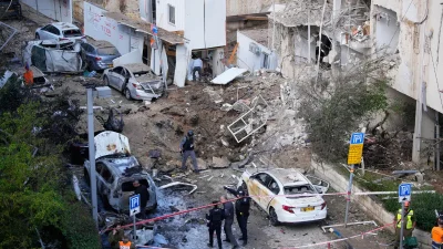 Разрушенные автомобили и здания в Тель-Авиве после обстрела