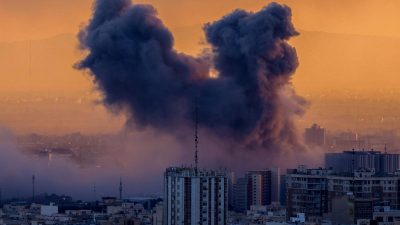 Клубы дыма над городом после авиаударов по стратегическим объектам