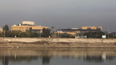 Здание посольства США в Багдаде на берегу реки