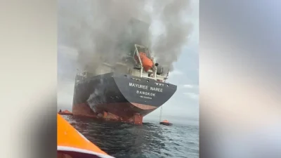 Горящее грузовое судно Mayuree Naree после попадания снаряда