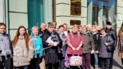 Группа российских фермеров у приёмной Путина