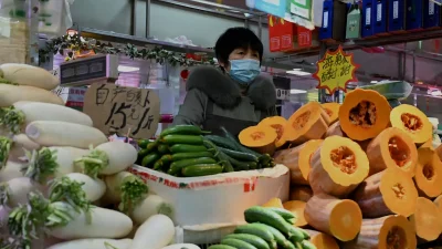 Продавец овощей на рынке Даханьцзы в Пекине