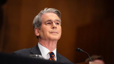 Скотт Бессент министр финансов США выступает в комитете Сената по поводу смягчения санкций на российскую нефть.