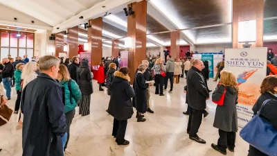 Зрители в фойе театра Auditorium della Conciliazione перед шоу Shen Yun