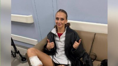 Виктория Синицина с перебинтованной ногой в клинике