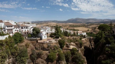 Стивс-Андалусия.расположение Ронды над глубоким ущельем выглядит впечатляюще.