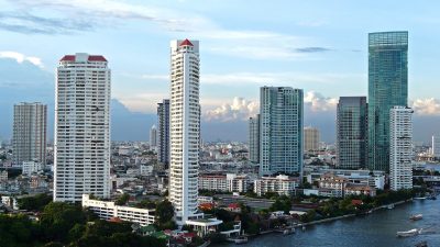 Панорама современных небоскребов и жилых комплексов Таиланда на берегу реки.