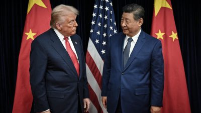 Дональд Трамп и Си Цзиньпин на фоне флагов США и Китая