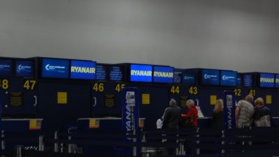 Зал вылета крупного международного аэропорта с пассажирами