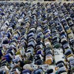 Ураза-байрам: тысячи молящихся мусульман заполонили центры российских городов (видео)