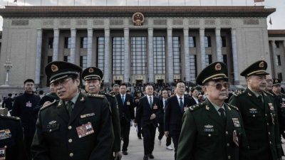 Военные делегаты перед Домом народных собраний в Пекине