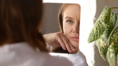 Каждый человек всю жизнь играет разные роли. Более глубокая проблема возникает, когда мы принимаем роль за своё истинное «я»